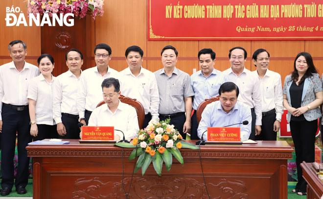 The leaders of the Da Nang and Quang Nam Party Committees sign a cooperation and development programme between the two localities in the near future, April 25, 2022. Photo: NGOC PH