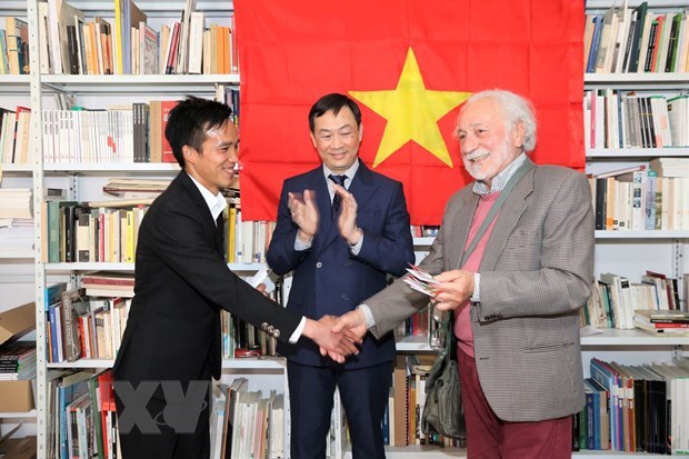 Renato Darsie (first, right), Chairman of the Italy - Vietnam Friendship Sub-Association in the Veneto region, hands over the right to use the cultural centre to a representative of Vietnamese students. (Photo: VNA)