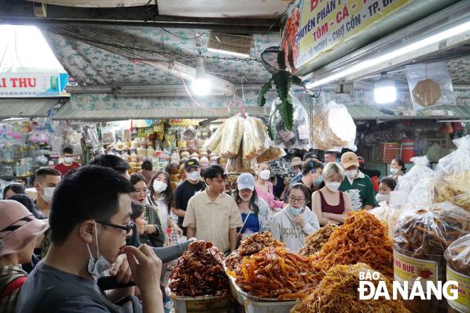 Stalls selling agricultural specialties and processed foods at the Con Market were crowded with tourists. Photo: QUYNH TRANG