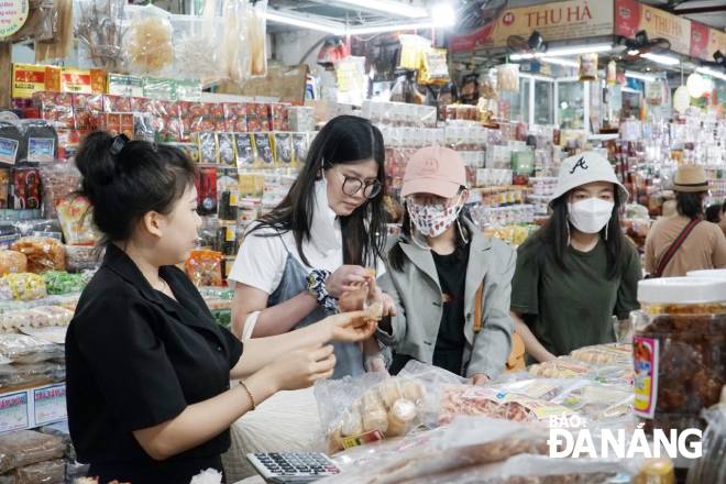 Stallholders in the Han Market preparing a supply of goods 3 times higher than usual to serve tourists during the holiday. Photo: QUYNH TRANG