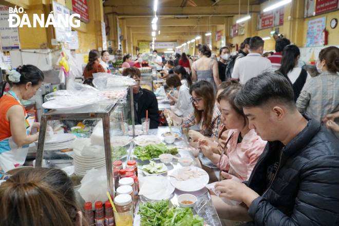 Food stalls at Con market were full of customers. Photo: QUYNH TRANG