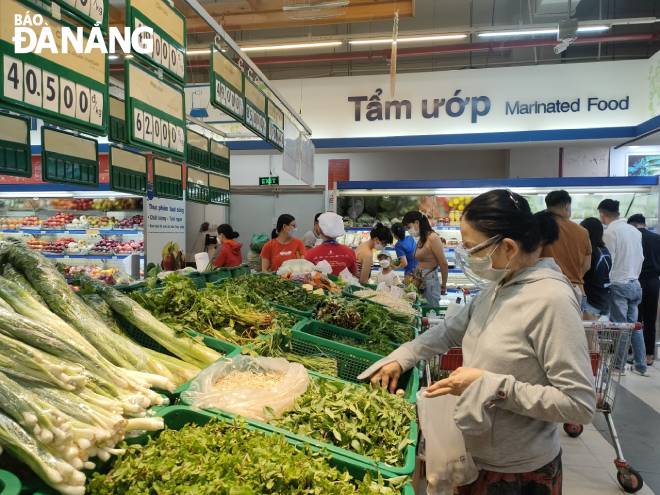 The Co.opmart supermarket was packed with shoppers. Photo: QUYNH TRANG