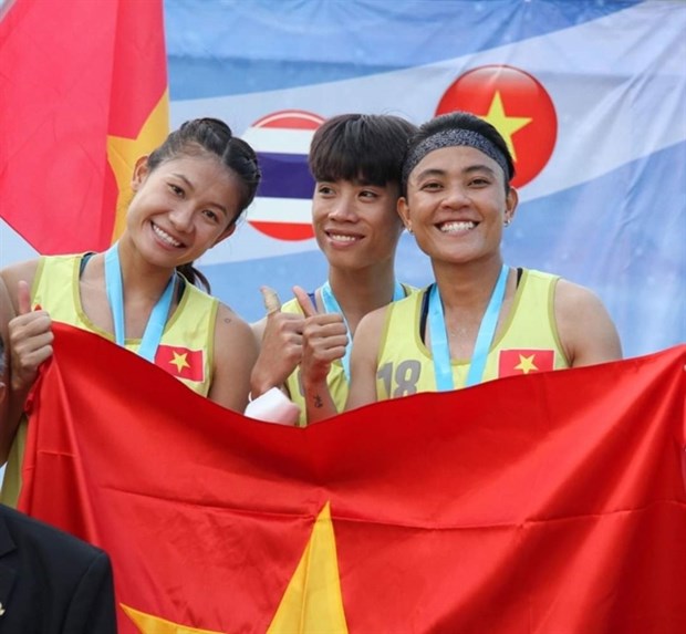 Vietnamese athletes pose for photos after winning the Asian Women’s Beach Handball Championship title on April 30 in Bangkok. (Photos of Asian Handball Federation)