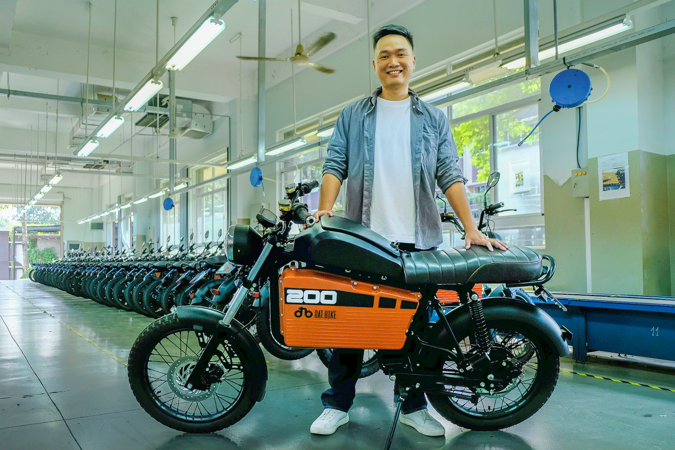 Anh Nguyễn Bá Cảnh Sơn, người sáng lập kiêm Giám đốc điều hành Dat Bike bên chiếc xe máy điện dòng Weaver 200 do Dat Bike thiết kế và sản xuất. Ảnh: Công ty cung cấp