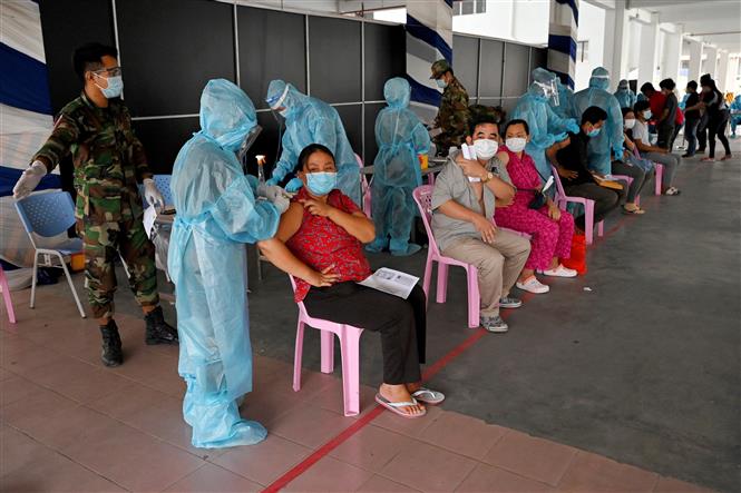 Nhân viên y tế tiêm vaccine phòng Covid-19 cho người dân tại Phnom Penh, Campuchia ngày 1-5-2021. Ảnh: AFP/TTXVN