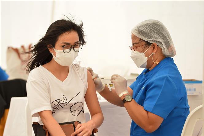 Nhân viên y tế tiêm vaccine phòng Covid-19 cho người dân tại Bangkok, Thái Lan ngày 23-4-2022. Ảnh: THX/TTXVN