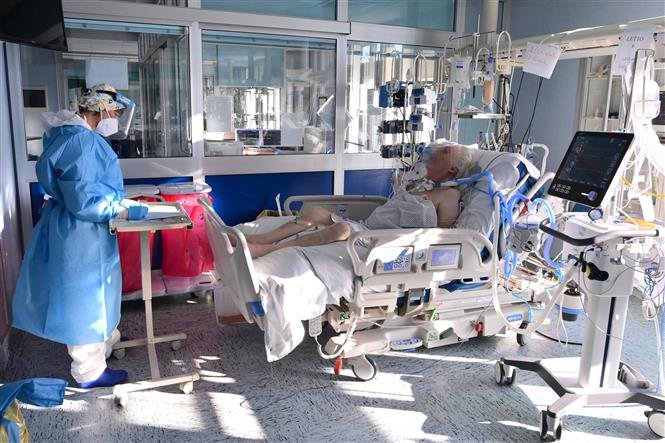 Điều trị cho bệnh nhân nhiễm Covid-19 tại bệnh viện ở Cremona, Italy,. Ảnh: AFP/TTXVN