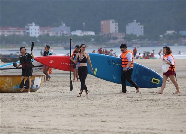 Tourists enjoy their holiday in Da Nang (Photo: VNA)