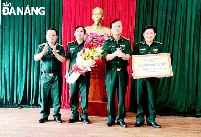  Đại tá Võ Tín, Phó Chỉ huy trưởng Bộ đội Biên phòng thành phố (thứ hai, phải sang) trao thưởng cho Biên phòng cửa khẩu cảng Đà Nẵng vì có thành tích trong công tác đấu tranh phòng, chống tội phạm. Ảnh: DOÃN QUANG