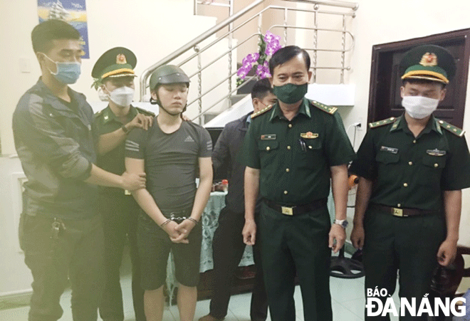 Lực lượng phòng, chống ma túy và tội phạm (Bộ đội Biên phòng thành phố) bắt giữ đối tượng Nguyễn Văn Thanh (thứ ba, trái sang). Ảnh: NHƯ THẢO	