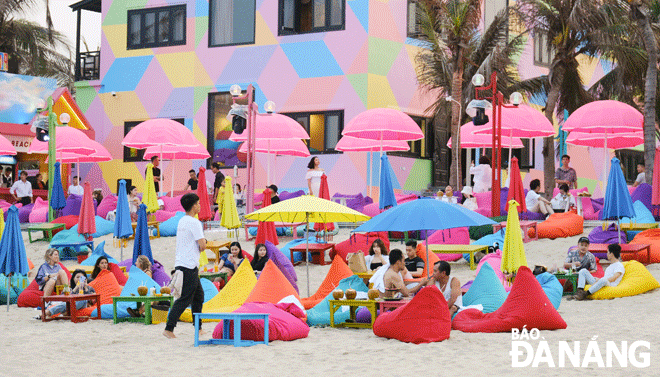 Tourists have fun and take a rest at Pham Van Dong Beach in Son Tra District. Photo: Xuan Son