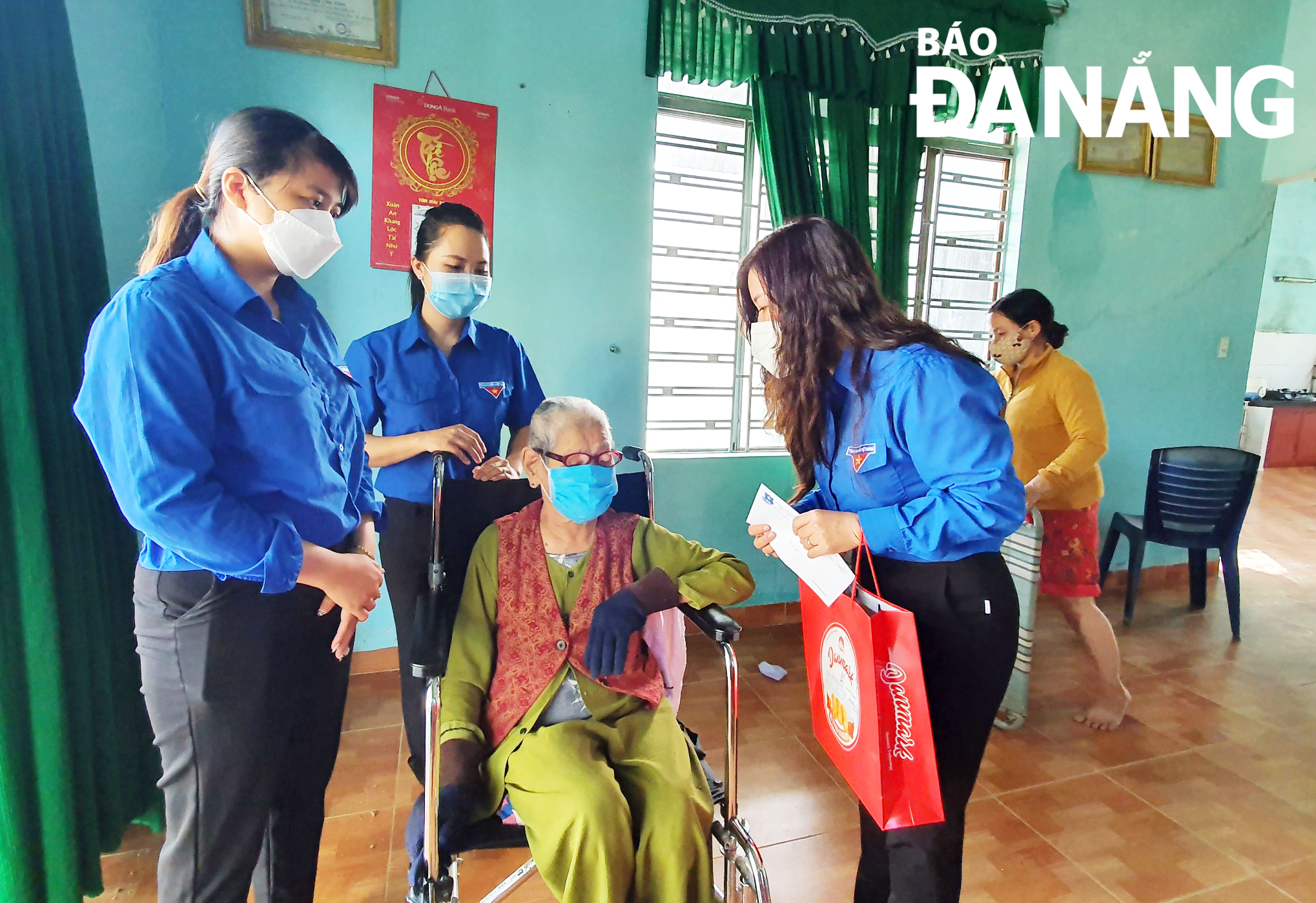 Leaders of Hoa Vang District chapter of the Da Nang Youth Union visiting and presenting gifts to heroic Vietnamese mother Pham Thi Khanh residing in Hoa Khuong Commune, Hoa Vang District. Photo: Xuan Dung