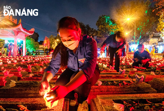 Youth Union members in Cam Le District lighting up lanterns to pay tribute to heroes and martyrs at the Hoa Vang Martyrs' Cemetery based in Cam Le District in April 2022. Photo: MAI QUANG HIEN