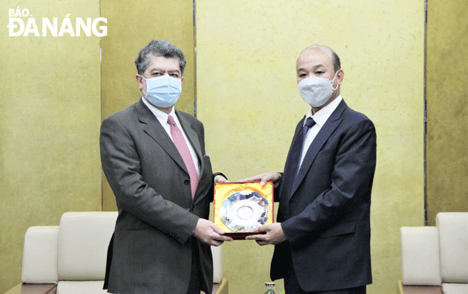 Phó Chủ tịch UBND thành phố Lê Quang Nam (bên phải) tiếp ông Vahram Kazhoyan, Đại sứ Armenia tại Việt Nam.  Ảnh: LAM PHƯƠNG	