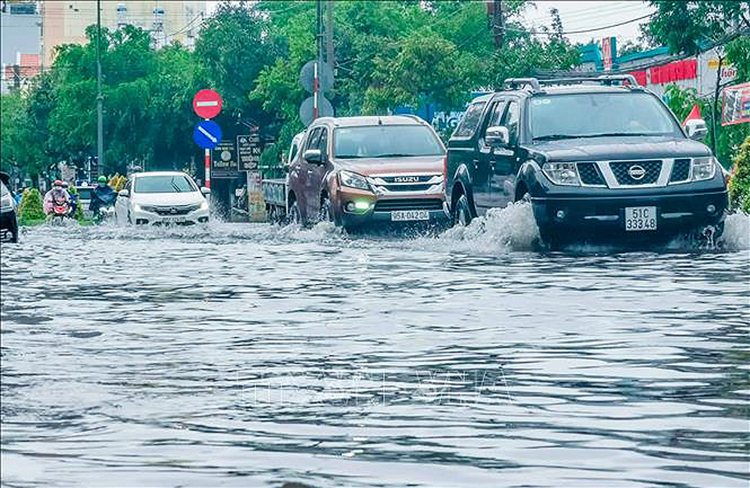 Nhiều tuyến đường thành phố Cần Thơ bị ngập sau trận mưa lớn. Ảnh: TTXVN
