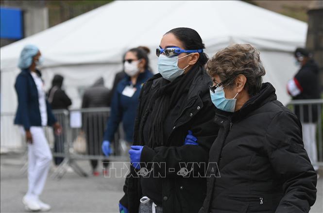 Người dân đeo khẩu trang phòng dịch COVID-19 tại New York, Mỹ. Ảnh: AFP/TTXVN
