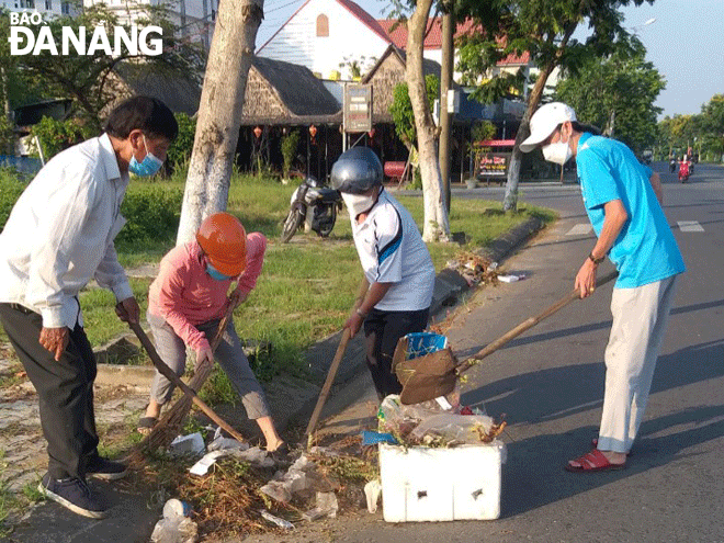 Hội Cựu chiến binh xã Hòa Châu, huyện Hòa Vang phối hợp người dân địa phương tổng dọn vệ sinh môi trường. Ảnh: HOÀNG HIỆP