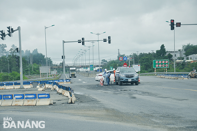 Functional forces repair damage on the Da Nang - Quang Ngai Expressway at the intersection of Tuy Loan. Photo: PHUONG UYEN