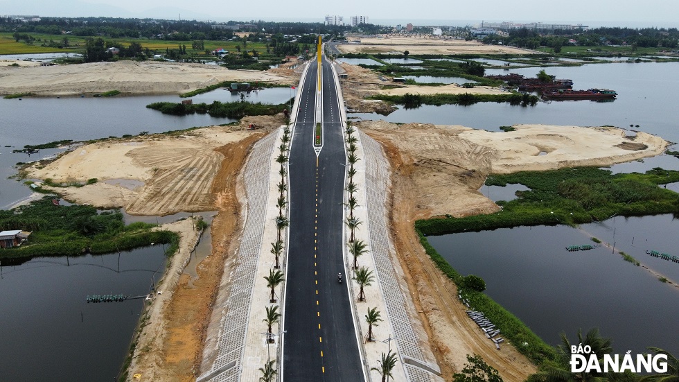 The bridge was built over a section of the Co Co River which flows through Cam Ha Commune, Hoi An City, and Dien Duong Ward, Dien Ban Town, Quang Nam Province.