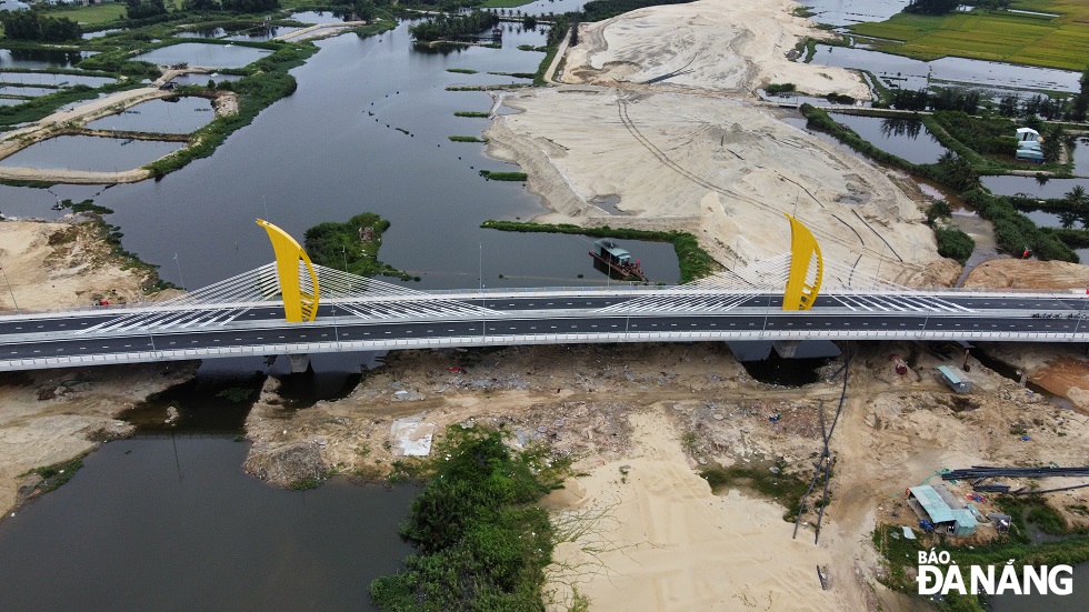 The 4-lane, 242.4m-long, 20.5m-wide bridge is designed with Extradosed span structure of 65+100+65m.