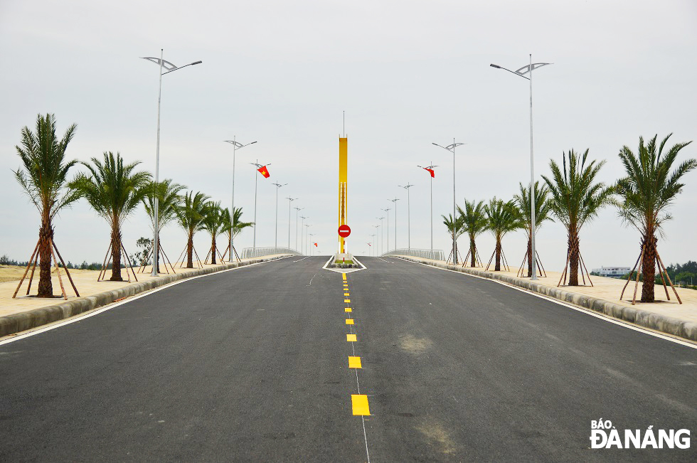 The approach road to the bridge is 493m in length and 11.5m in width, including a road surface width of 10.5 m and roadside width of 0.5 m each.