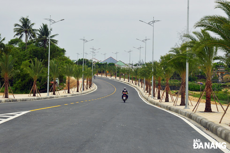 The approach road to the bridge is planted with many trees to create a spacious landscape.