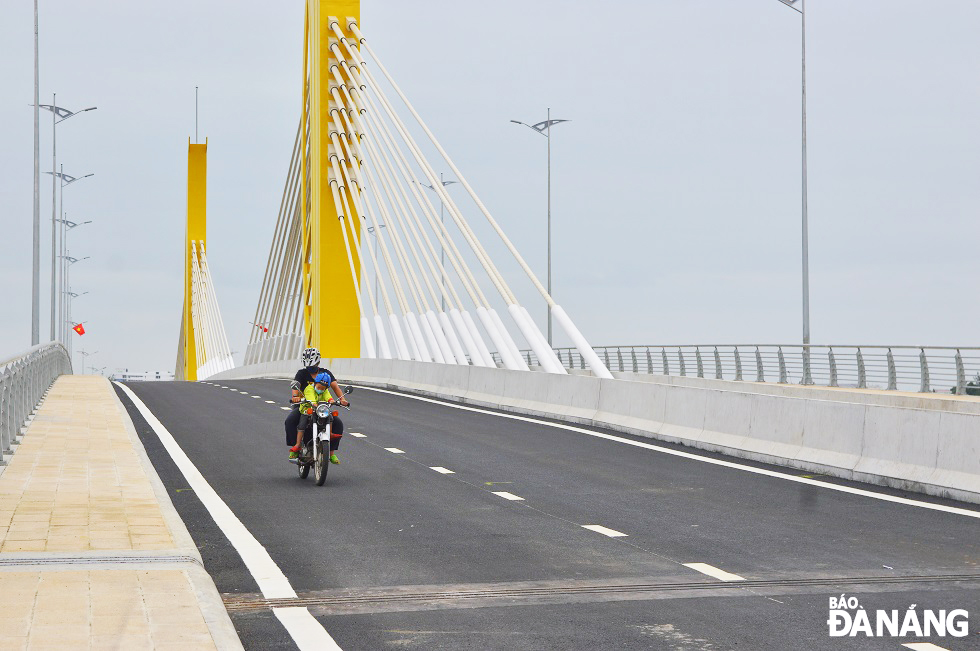 The bridge is installed with electric lighting system, 1m-high railing, and 2m-wide margin to ensure traffic safety for road vehicles.