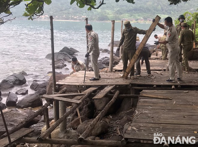 Functional forces dismantling a business stall belonging to the O.B.M. Restaurant on the Son Tra Peninsula. Photo: HOANG HIEP