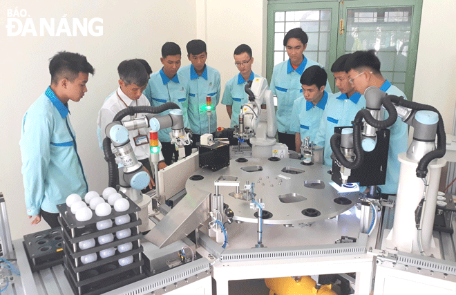 Students of Da Nang Vocational College are seen in a practical vocational session. Photo: NGOC HA