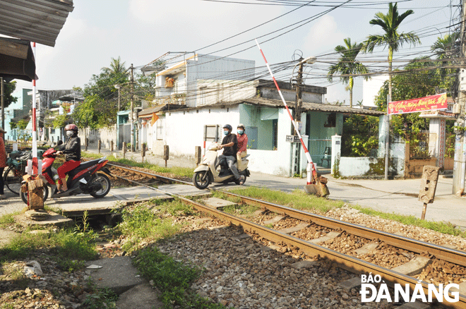 Người dân lưu thông qua đường ngang dân sinh cắt ngang đường sắt tại Km 793+150, trên địa bàn quận Thanh Khê. Ảnh: THÀNH LÂN	