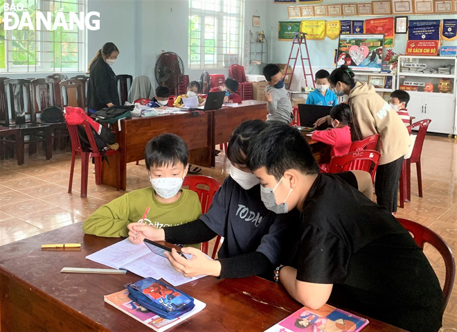 Lớp học “Gia sư xanh” giúp củng cố kiến thức 3 môn học chính gồm: Toán, tiếng Việt, tiếng Anh cho học sinh từ lớp 2 đến lớp 5. Ảnh: T.N