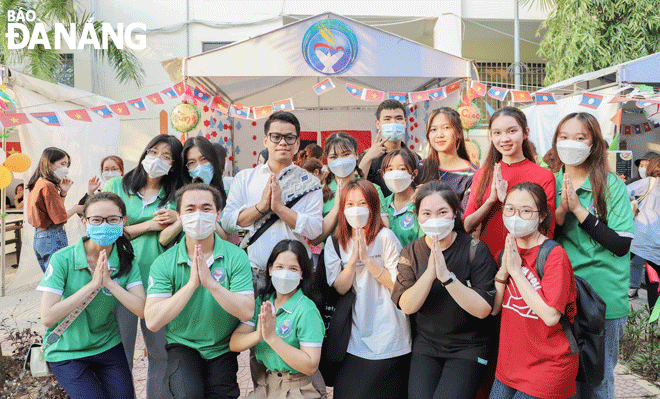 Vietnamese and Laotian students at a cultural exchange festival. Photo: VIET THANG