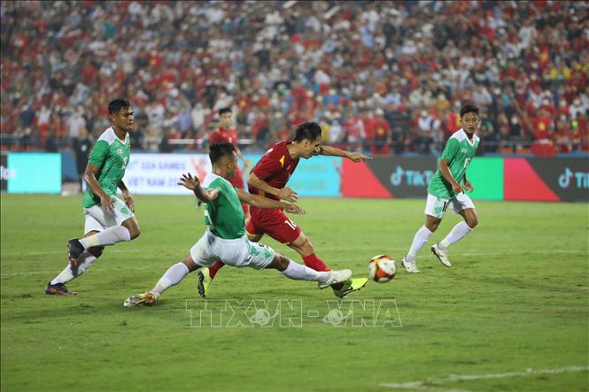 Hùng Dũng có pha thoát xuống và vẩy má ngoài chân phải ghi bàn thắng nâng tỷ số lên 2-0 cho U23 Việt Nam. Ảnh: Minh Quyết/TTXVN