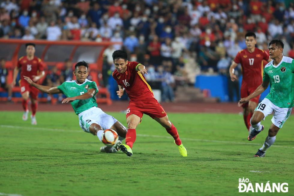 Hùng Dũng và Mạnh Dũng bật tường đẹp mắt trước vòng cấm, thủ quân U23 Việt Nam vẩy má ngoài điệu nghệ vào lưới nâng tỷ số lên 2-0.  