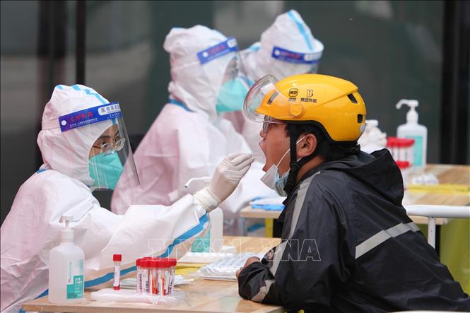 Nhân viên y tế lấy mẫu xét nghiệm COVID-19 cho người dân tại Bắc Kinh, Trung Quốc ngày 5/5/2022. Ảnh: THX/TTXVN
