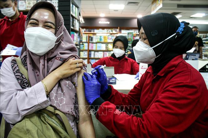 Nhân viên y tế tiêm vaccine phòng COVID-19 cho người dân tại Surabaya, East Java, Indonesia, ngày 26/4/2022. Ảnh: THX/TTXVN