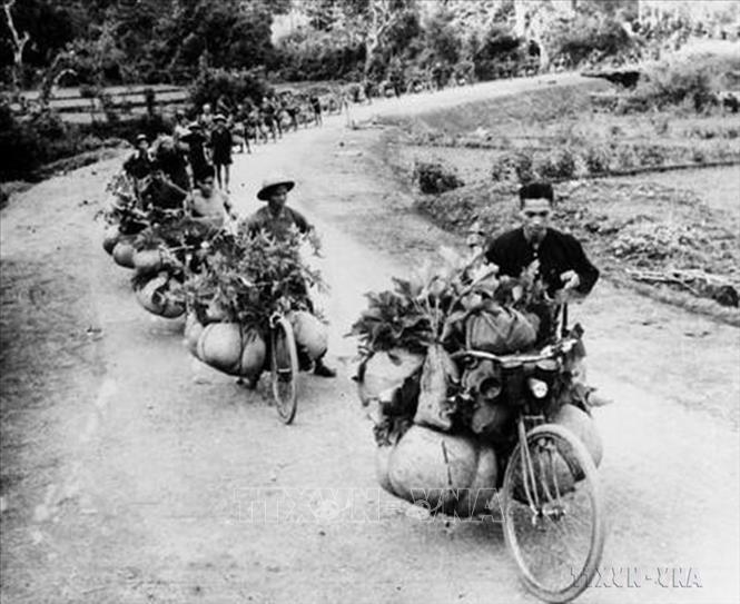 Chiến thắng Điện Biên Phủ vĩ đại năm 1954 để lại cho chúng ta nhiều bài học sâu sắc, có ý nghĩa vô cùng quan trọng đối với sự nghiệp cách mạng của Đảng trong giai đoạn hiện nay. Một trong những bài học sâu sắc, to lớn nhất, đó là: Phát huy sức mạnh đại đoàn kết toàn dân tộc, “cả nước đồng lòng, toàn dân chung sức”, “tất cả vì tiền tuyến, tất cả để chiến thắng”. Trong ảnh: Đảng ta đã huy động được một lực lượng lớn dân công, đảm bảo hậu cần cho chiến thắng Ðiện Biên Phủ. Ảnh: Tư liệu TTXVN