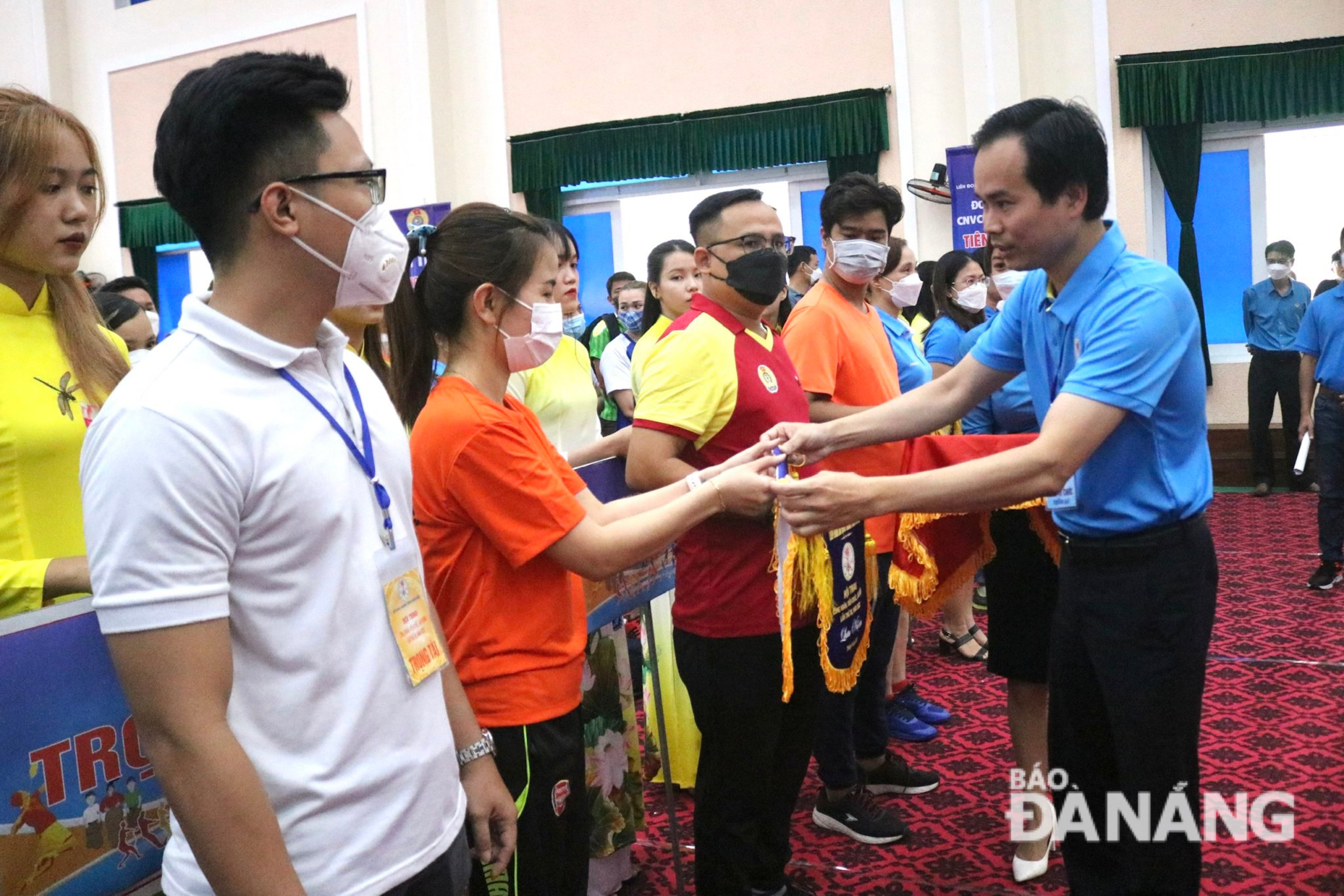 Chủ tịch LĐLĐ thành phố Nguyễn Duy Minh trao cờ lưu niệm cho các đội tham gia hội thao. Ảnh: N.Q