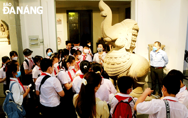 Giờ học ngoại khóa của học sinh Trường THCS Lê Hồng Phong (quận Hải Châu) tại Bảo tàng Điêu khắc Chăm. Ảnh: NGỌC HÀ	