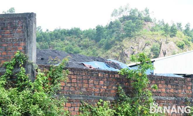 Một góc bãi tập kết than lộ thiên ở thôn Phước Thuận-Phước Hậu nên dễ dàng bị nước mưa thẩm thấu và chảy ra môi trường.