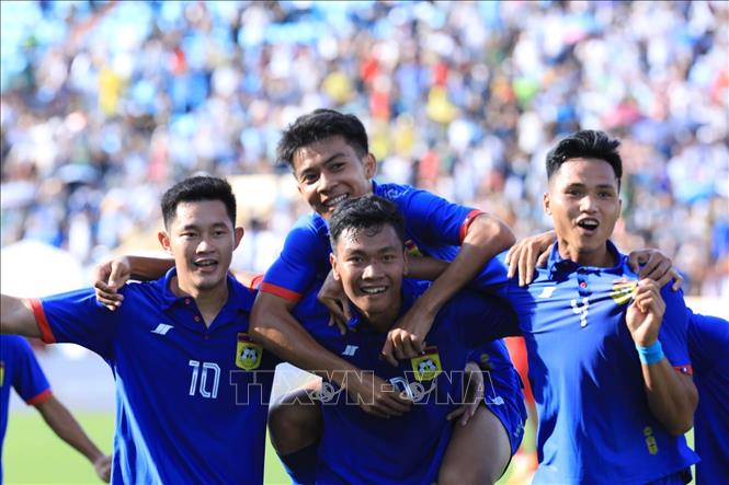 Các cầu thủ U23 Lào ăn mừng sau bàn thắng mở tỷ số được ghi do công của tiền đạo Ekkamai (20) ở phút thứ 14 trong trận đấu với U23 Singapore, ngày 7/5/2022. Ảnh: Tuấn Anh/TTXVN