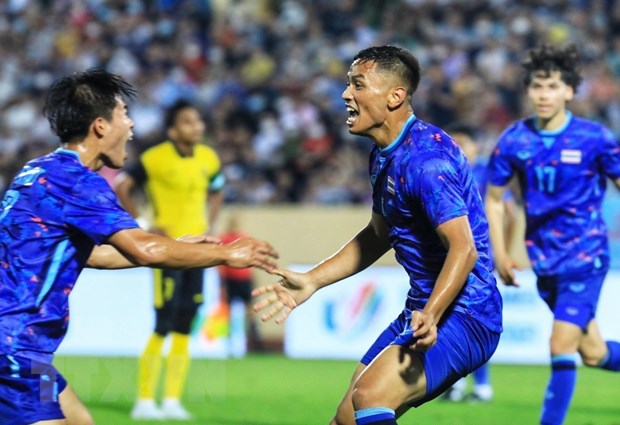 Các cầu thủ U23 Thái Lan ăn mừng khi có bàn thắng do công của Patrik Gustavsson (phải) ở phút 33. (Ảnh: Tuấn Anh/TTXVN)