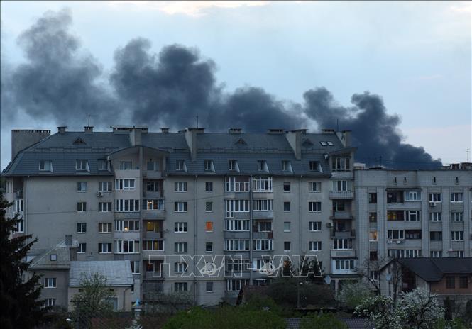 Khói bốc lên tại thành phố Lviv trong cuộc xung đột Nga-Ukraine, ngày 3-5-2022. Ảnh: AFP/TTXVN