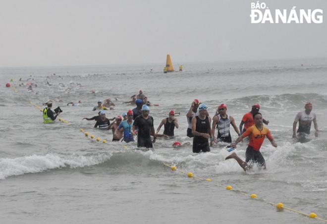 Các VĐV tham gia tranh tài nội dung bơi 1,9km tại bãi biển Sơn Thủy. Ảnh: LÊ HÙNG