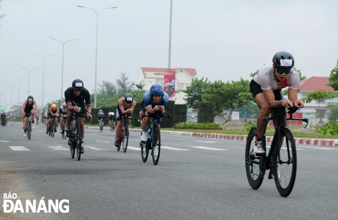 Các VĐV tham gia tranh tài ở nội dung đạp xe 90km. Ảnh: LÊ HÙNG