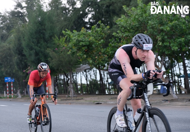 VĐV người nước ngoài tham gia tranh tài tại nội dung đạp xe 90km qua các tuyến đường ven biển Đà Nẵng. Ảnh: LÊ HÙNG