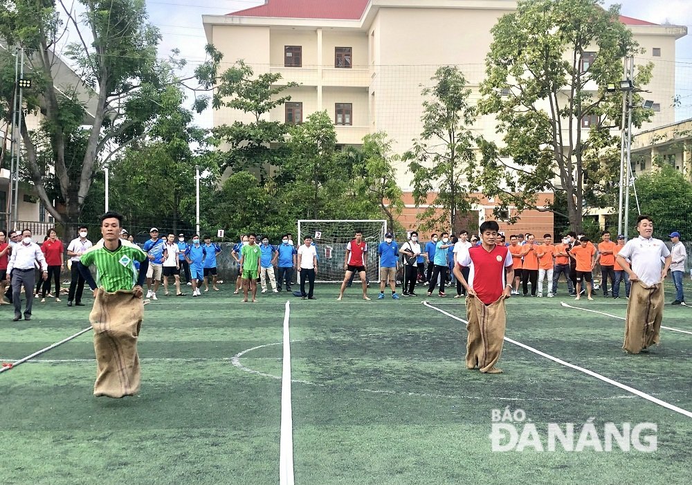 The mixed-gender bag jumping relay race attracted a large number of spectators. Photo: N.Q