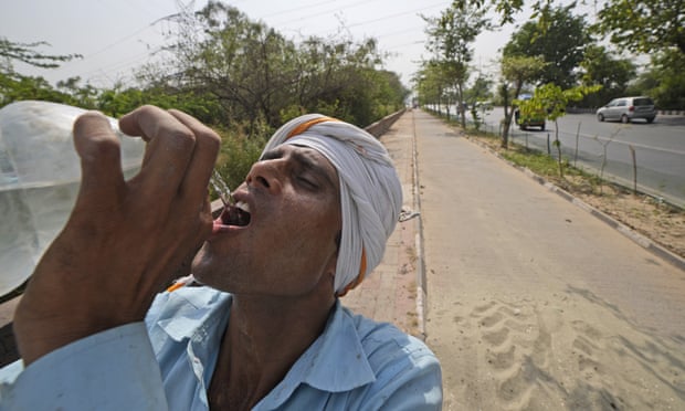 Người lao động giữa cái nắng như thiêu đốt ở Delhi, Ấn Độ . Ảnh: AP