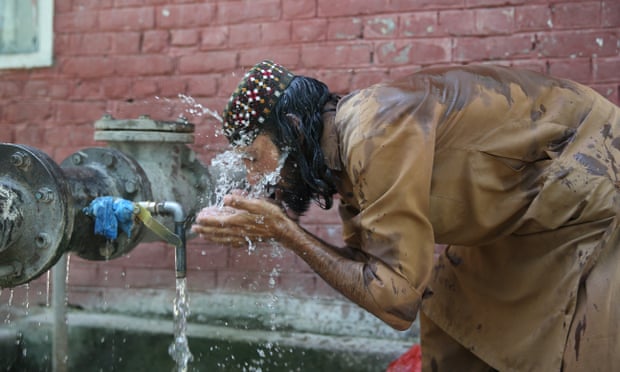 Một người đàn ông tạt nước vào mặt để giải nhiệt ở Islamabad, Pakistan. Ảnh: Getty Images