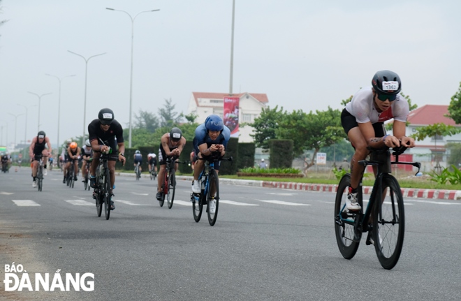 Athletes competing in a 2-loop 90km cycle race.